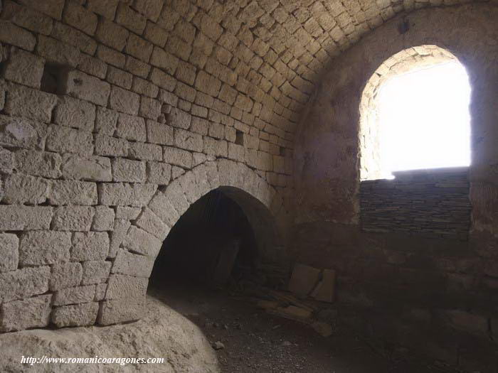 MURO DE CIERRE DEL ALJBE ORIENTAL, CON VANO DE ACCESO AL AGUA